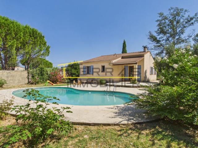 Villa de plain pied agrémentée de sa piscine et de son cadre