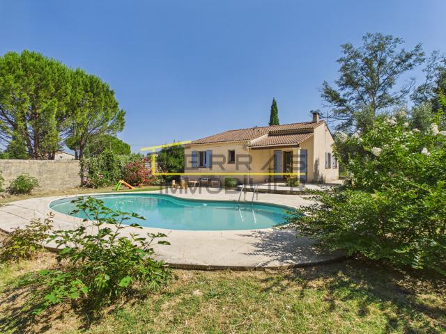 Villa de plain pied agrémentée de sa piscine et de son cadre préservé au coeur de l'Enclave des papes!