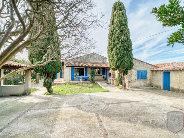 Villa de Plain Pied + Appartement 3 pièces / Piscine et Garages