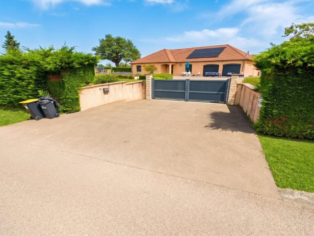 Villa de plain pied construction traditionnelle de 150 m2 160m² Saint Yan