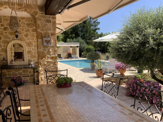 Villa de plain pied dans un quartier résidentiel d'Uzès sur un terrain de 1500 m2 avec piscine