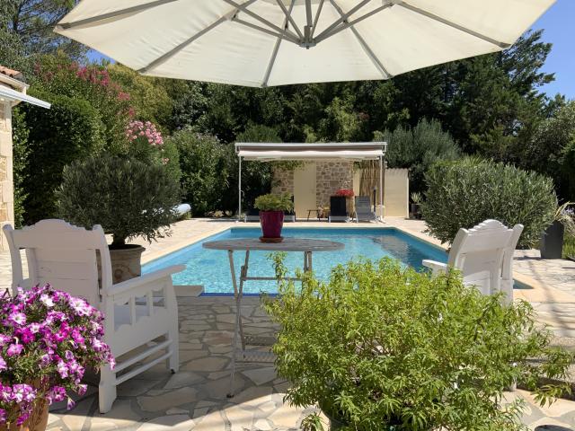 Villa de plain pied dans un quartier résidentiel d'Uzès sur un terrain de 1500 m2 avec piscine