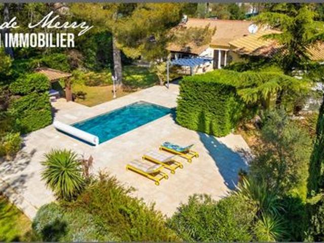 Villa de plain pied de 195 m 2 habitable piscine garage terrain de plus de 2900 m2 entièrement plat et clôturé propriété parfaitement entretenue