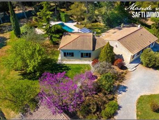 Villa de plain pied de 195 m 2 habitable piscine garage terrain de plus de 2900 m2 entièrement plat et clôturé propriété parfaitement entretenue