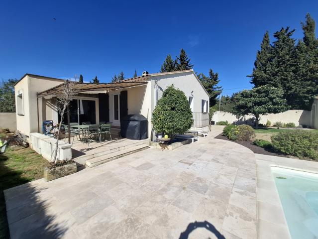 Villa de plain pied en parfait état avec piscine et au calme