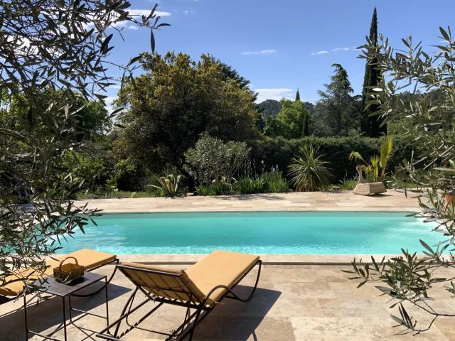 Villa de plain pied en position dominante avec piscine