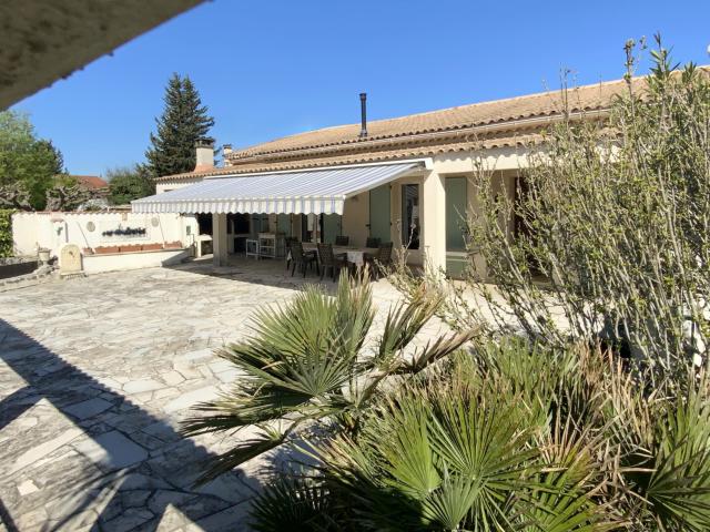 Villa de plain pied, piscine, terrain paysagé et appartement indépendant