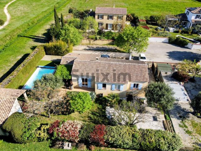 VILLA DE PLAIN PIED PROXIMITE COMMERCES