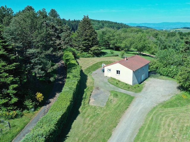 Villa de plain pied sur 2200 m² de terrain clos