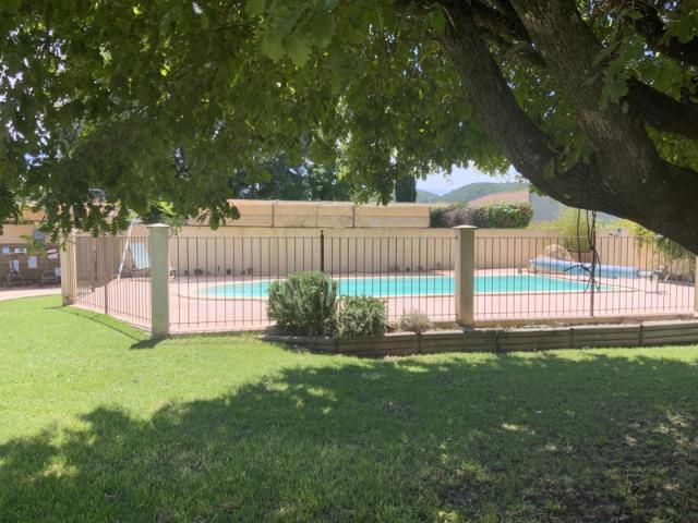 Villa de plain pied sur terrain avec piscine