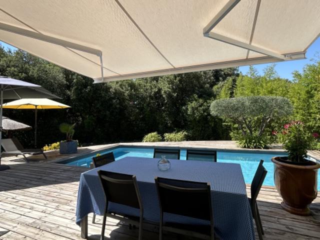 Villa de plain pied sur un magnifique terrain arboré avec pi