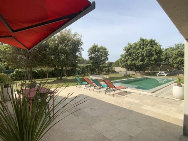 Villa de plain pied sur beau terrain arboré avec piscine