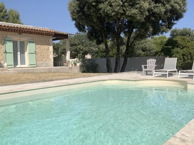 Villa de plain pied sur beau terrain arboré avec piscine, et