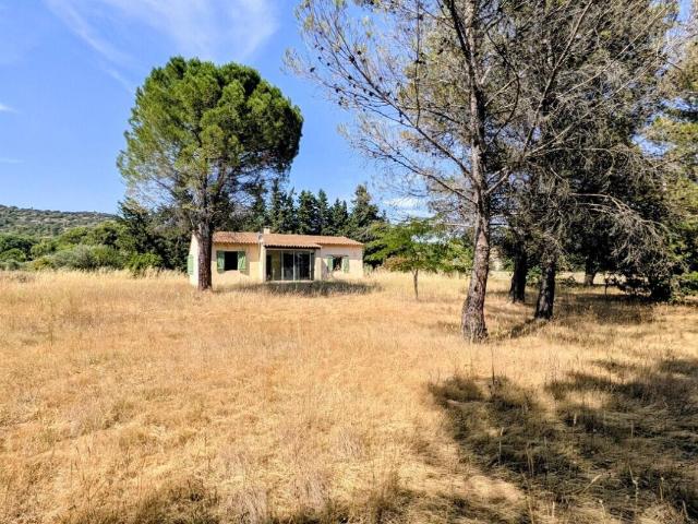 Villa de plain pied sur grand terrain avec garage et 3 chambres