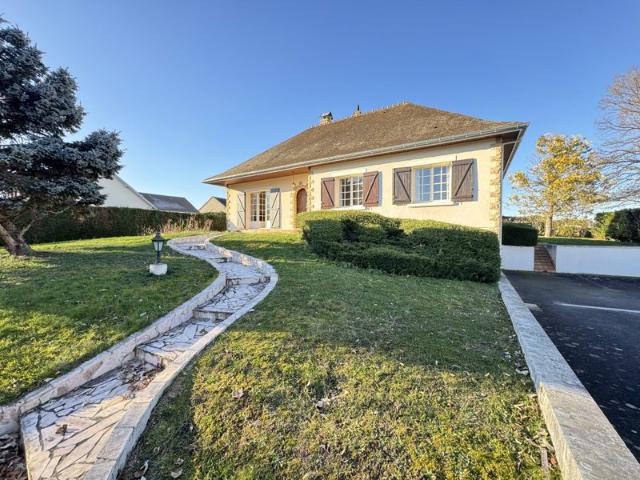 Villa de plain pied sur sous sol semi enterré