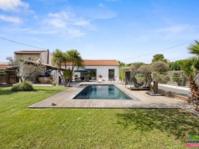 VILLA CONTEMPORAINE INDIVIDUELLE DE PLAIN PIED AVEC STUDIO INDÉPENDANT, PISCINE ET JACUZZI