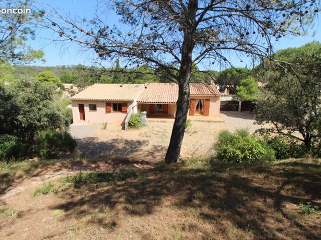 Villa de plein pied avec piscine et garage, sur une pinède de 2000 M2 Dans un site enchanteur. Travaux à prévoir