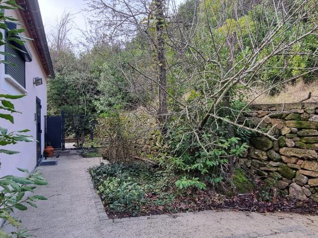 Villa de plein pied, 4 chambres sur terrain arboré de 1528 m2, Lodève proche centre