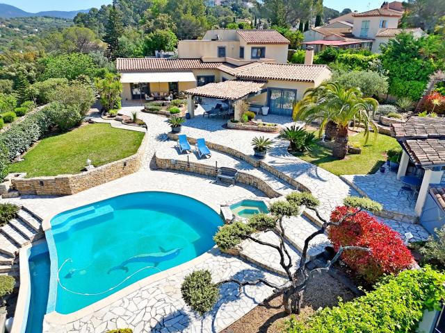 Villa de prestations de qualité avec piscine et vue dégagée