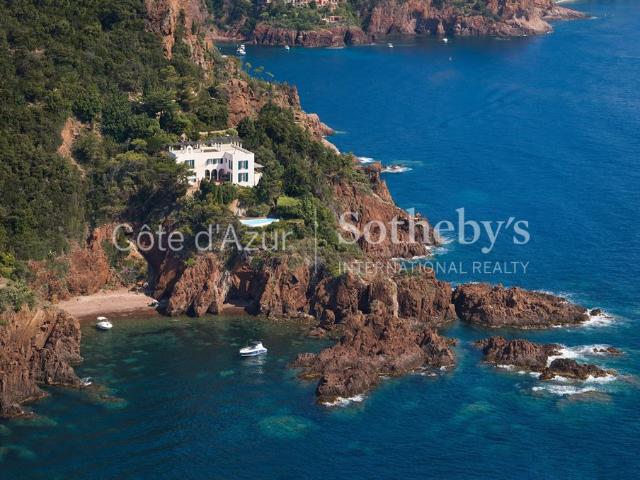 Villa de prestige à Théoule sur Mer avec vue mer panoramique et accès direct à la mer