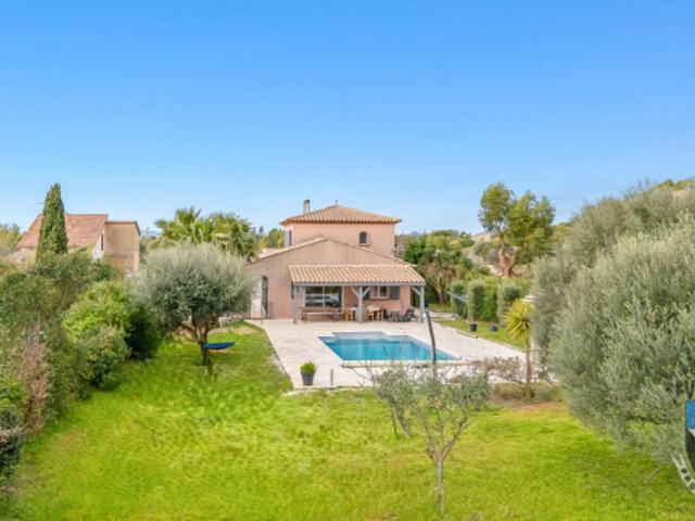 VILLA DE PRESTIGE AVEC PISCINE ET POOL HOUSE A LA LONDE LES