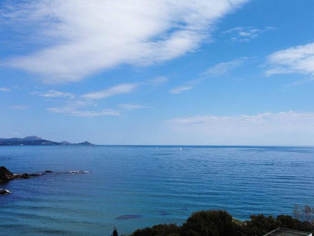 VILLA DE PRESTIGE AVEC VUE MER ET ACCÈS DIRECT À UNE PLAGE PRIV