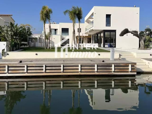Villa de prestigio en exclusividad con amarre de 25 m en los. 416m² Empuriabrava