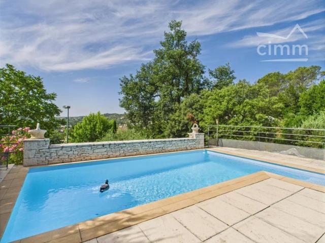 Villa de standing avec piscine