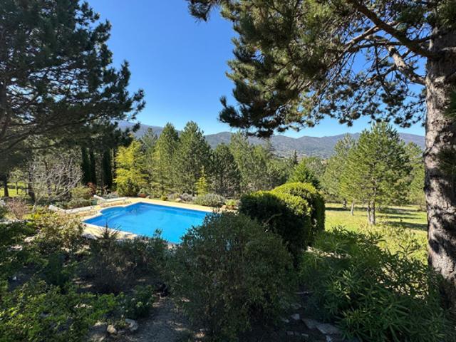Villa de standing sur un parc paysager de 4 800 m² avec piscine et vue dominante, DIEULEFIT