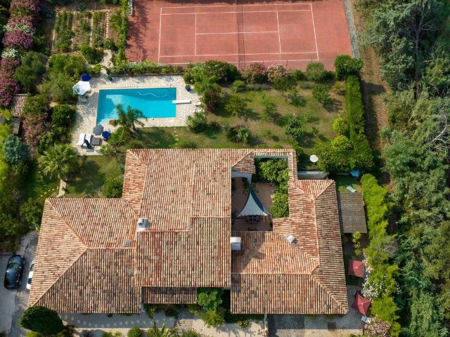Villa de Style hacienda avec piscine et tennis