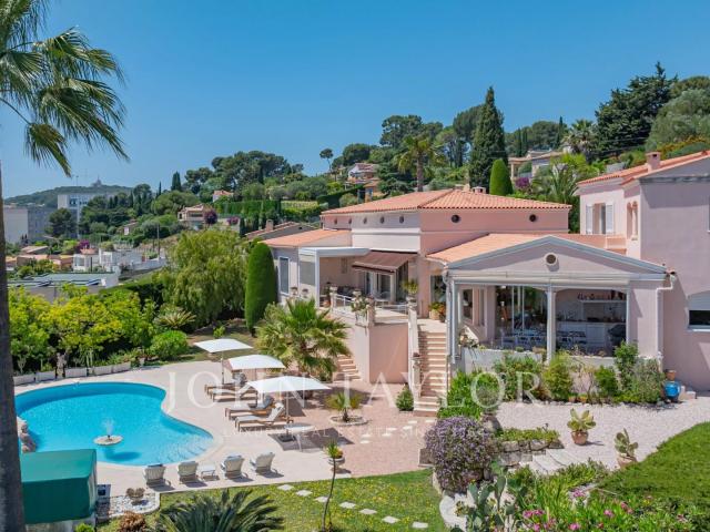 Villa de style méditerranéen avec vue dégagée sur la mer