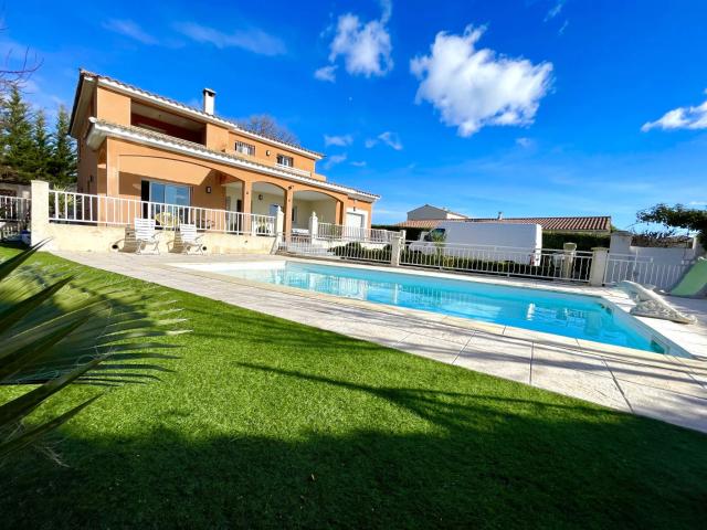 Villa d'environ 187m2 sur 850m2 de terrain avec piscine et s