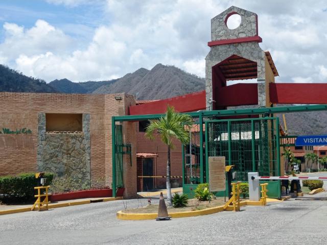 Villa del Este Guatire Casa en Venta YC28