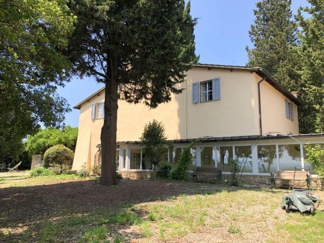 Villa d'epoca con terreno e piscina in vendita a Siena Tos. 487m² Siena