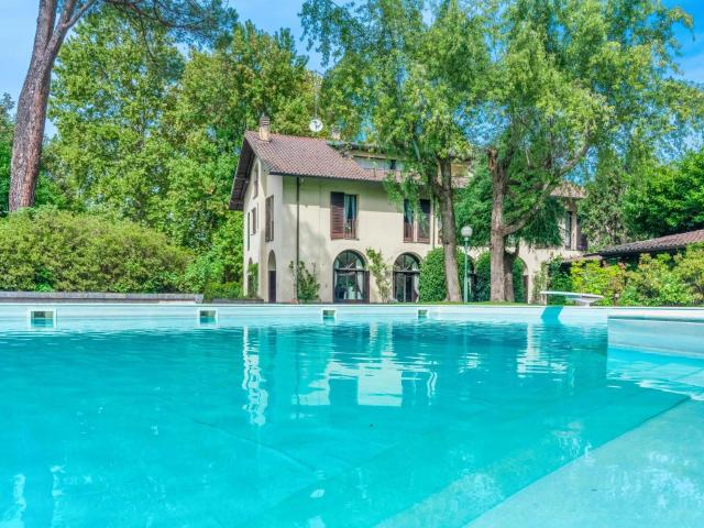 Villa d'epoca sul Ticino in vendita con piscina e parco seco. 642m² Castelletto sopra Ticino