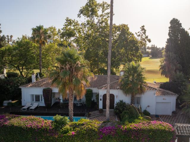 Villa destacada, perfectamente posicionada en primera línea frente a Guadalmina Golf