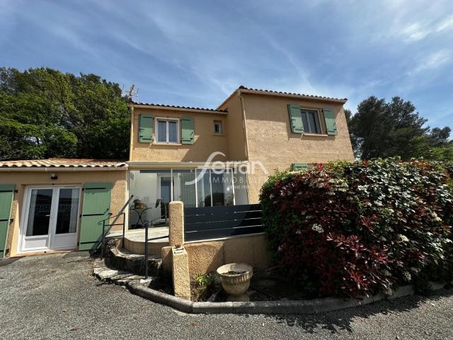 Villa des années 80 construite sur une parcelle de 816m² clô. 124m² Draguignan