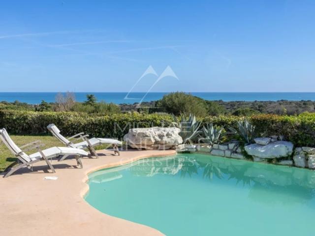 Villa d'exception au cœur d'un domaine prestigieux sur la Côte d'Azur – à seulement 12 minutes de l'aéroport international de Nice