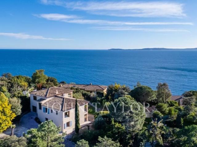 Villa d'Exception au Rayol Canadel sur Mer – Vue Mer Panoramique et Prestations Haut de Gamme