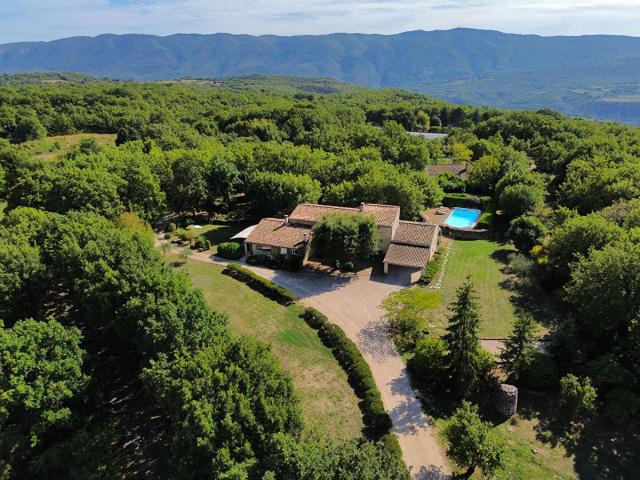 Villa d'exception avec piscine et terrain paysagé