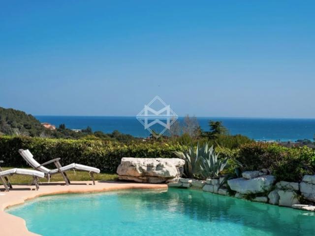 Villa d'exception avec vue panoramique sur la mer au cœur des Hauts de Vaugrenier