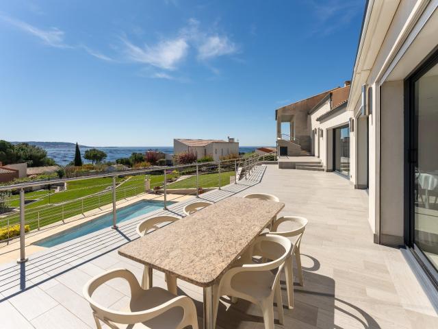 Villa d'Exception avec Vue Panoramique sur l'Étang de Thau 462m² Bouzigues
