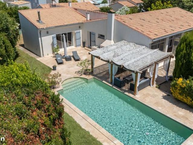 Villa d'exception à Cournonterral type F6 avec jardin piscine dépendances