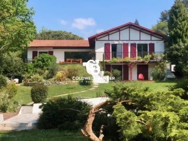 Villa d'Exception à Arcangues: Charme et Modernité