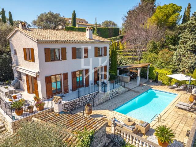 Villa d'Exception à Vence: Vue Spectaculaire, Calme Absolu et Proximité Idéale