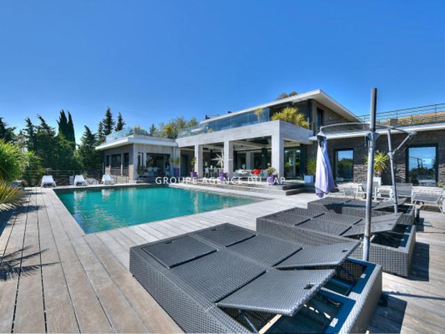 Villa d'exception à vendre à ST RAPHAEL avec vue mer