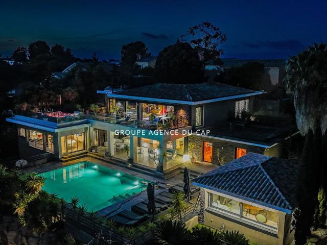 Villa d'exception à vendre à ST RAPHAEL avec vue mer. 465m² Saint Raphaël