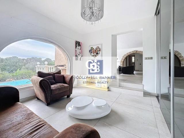Villa d'Exception dans un Domaine Privé: Élégance et Art de Vivre en Provence