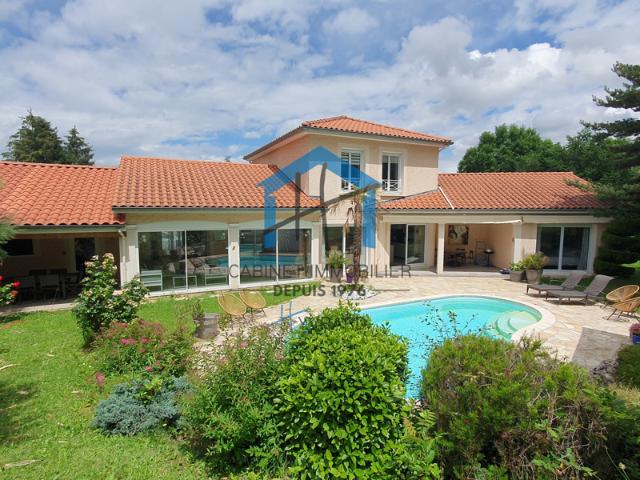 Villa d'exception de 230 m2 avec piscine et terrain de 1087