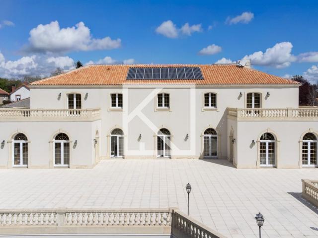 Villa D'exception En Bord De Riviere 483m² Montaigu Vendée